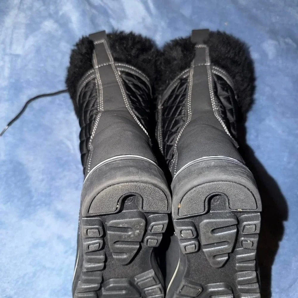 Black lace up winter boots with fur trim. Size: US 9